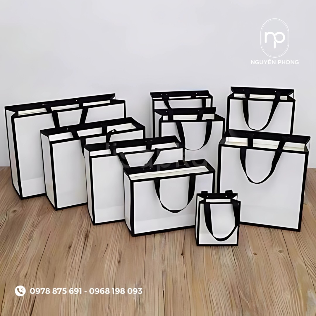Túi giấy đựng quần áo nhiều kích cỡ
